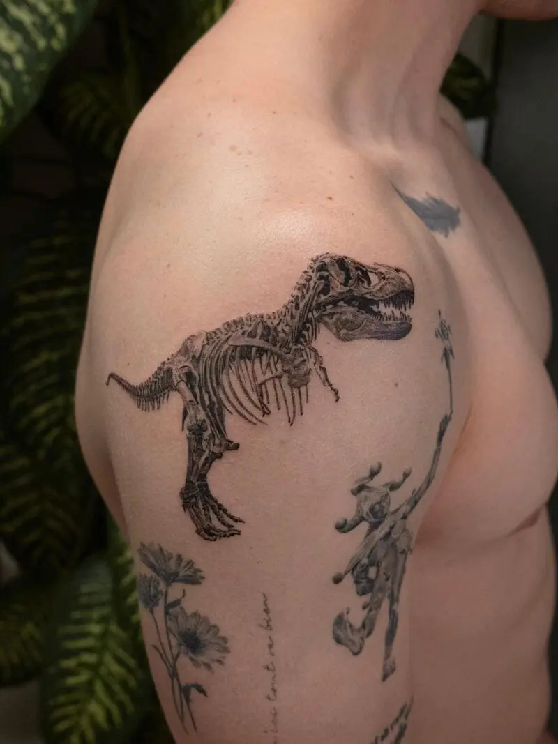 tatuaje microrealismo de esqueleto de dinosaurio hecho en Medellín por Nina Underwood