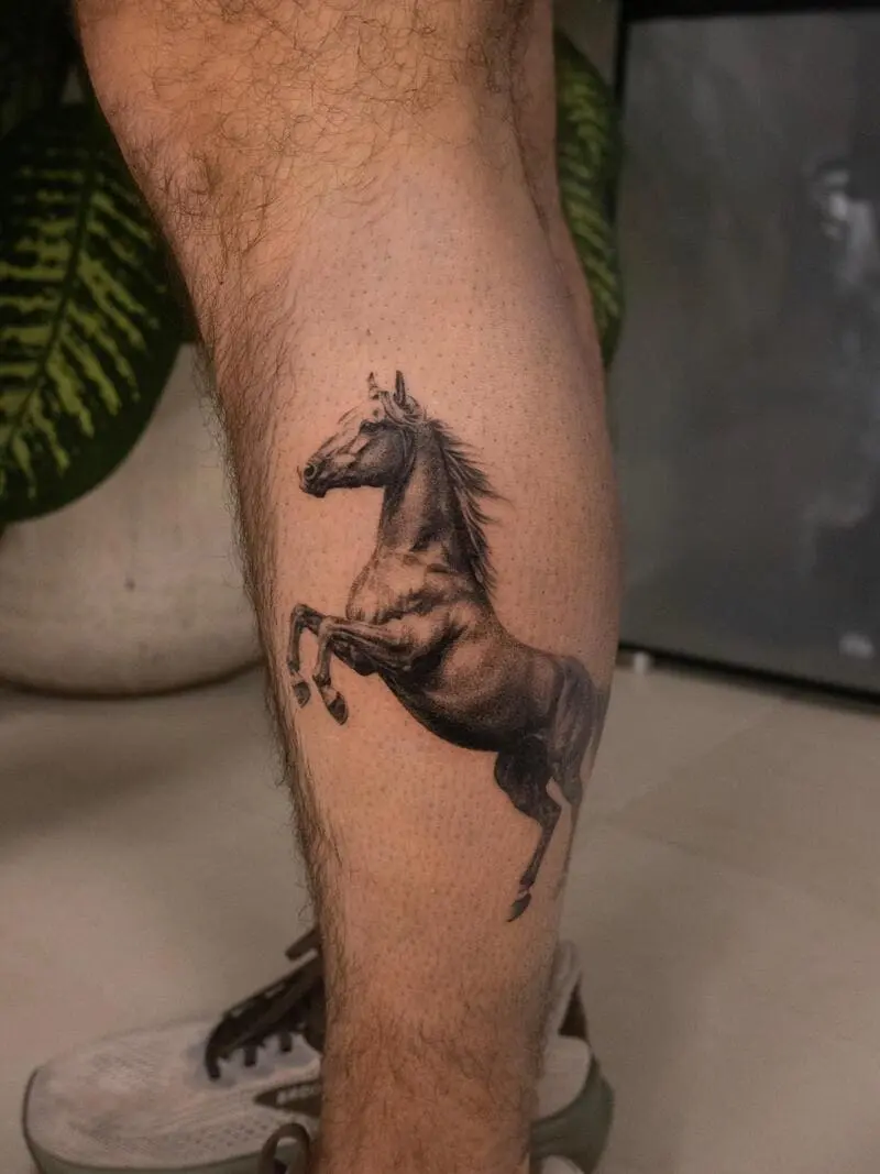 tatuaje microrealismo de caballo hecho en Medellín por Nina Underwood