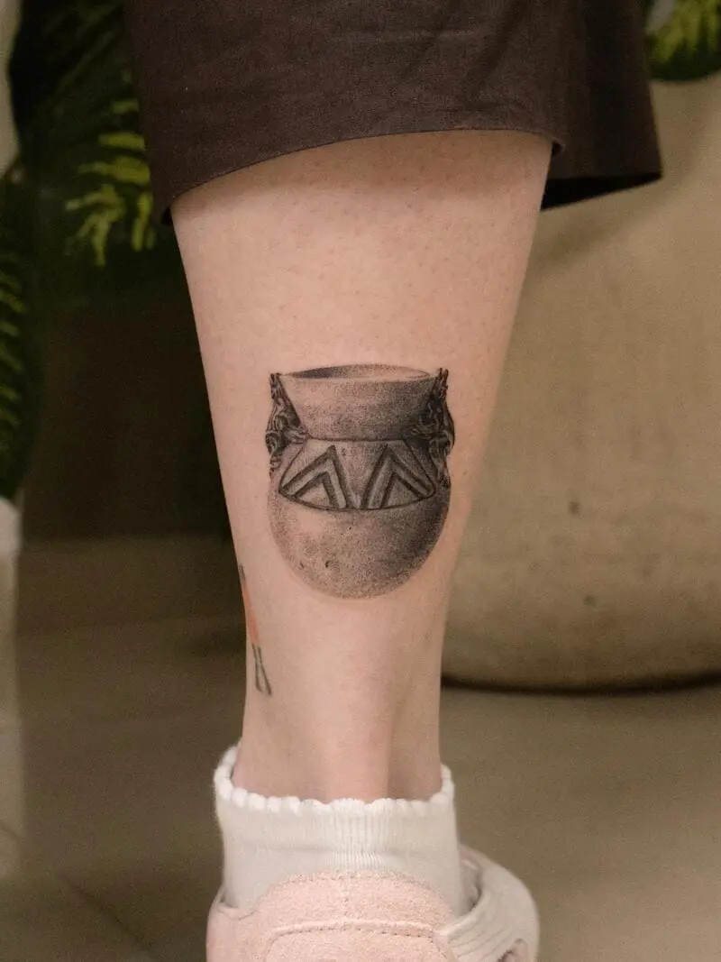 tatuaje microrealismo de jarrón antiguo hecho en Medellín por Nina Underwood